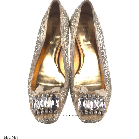 ISO this shoe in 38 or 38.5. Plz dm if you have it & willing to part with it. - Picture 1 of 2